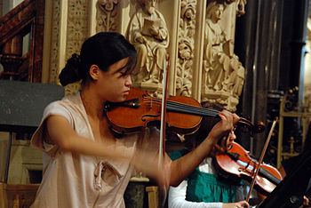 Chica tocando el violín